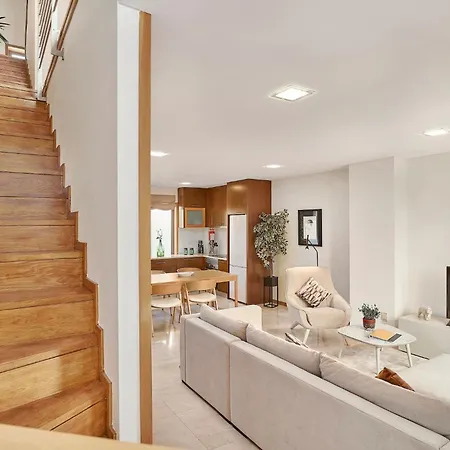 Stylish Townhouse In Centre, Shared Pool