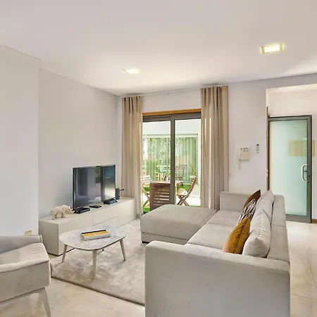 Stylish Townhouse In Centre, Shared Pool