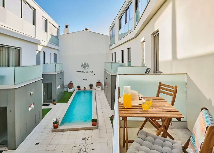 Stylish Townhouse In Centre, Shared Pool *