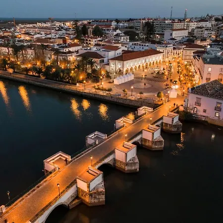 Stylish Townhouse In Centre, Shared Pool