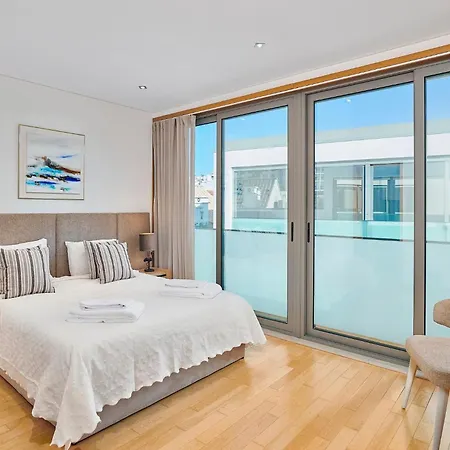 Stylish Townhouse In Centre, Shared Pool *