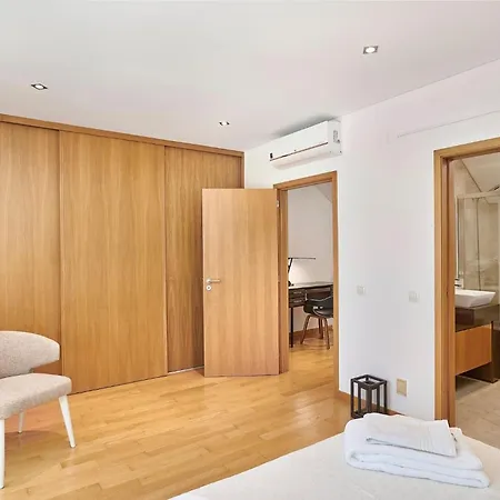 Stylish Townhouse In Centre, Shared Pool