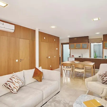 Stylish Townhouse In Centre, Shared Pool *