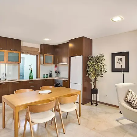 Stylish Townhouse In Centre, Shared Pool Feriehus