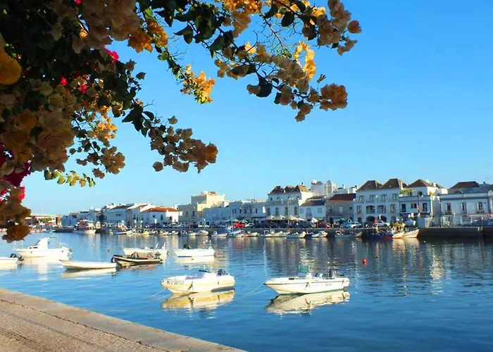 Stylish Townhouse In Centre, Shared Pool *