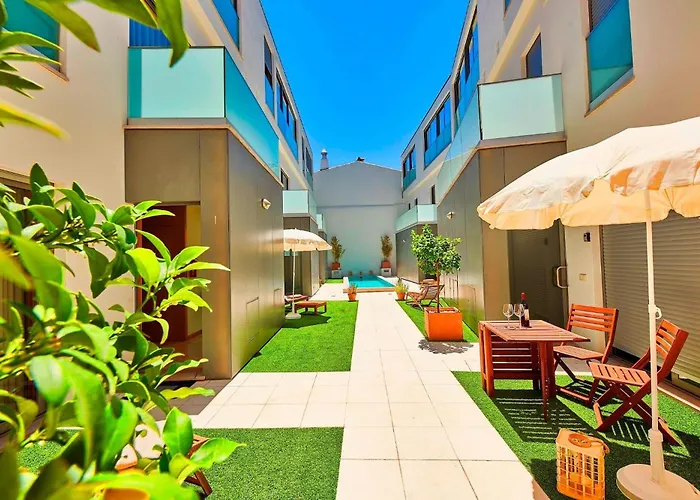 Stylish Townhouse In Centre, Shared Pool Vakantiehuis *