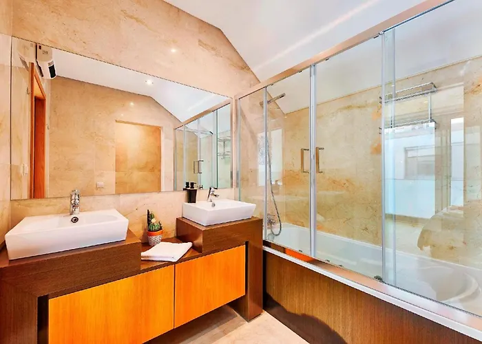 Stylish Townhouse In Centre, Shared Pool 度假居 塔维拉