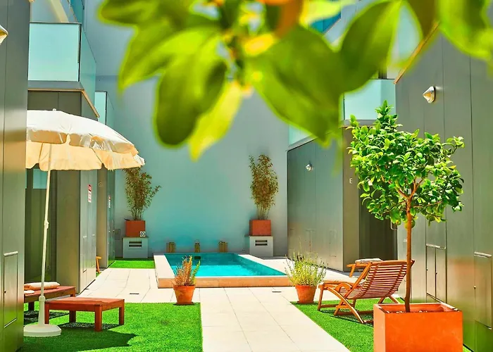 度假居 Stylish Townhouse In Centre, Shared Pool 塔维拉