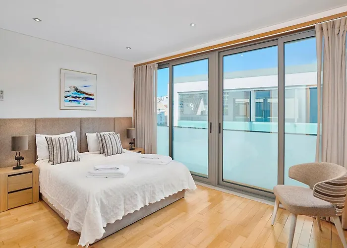 Stylish Townhouse In Centre, Shared Pool *