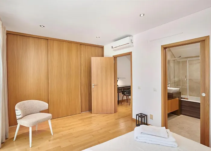 Stylish Townhouse In Centre, Shared Pool