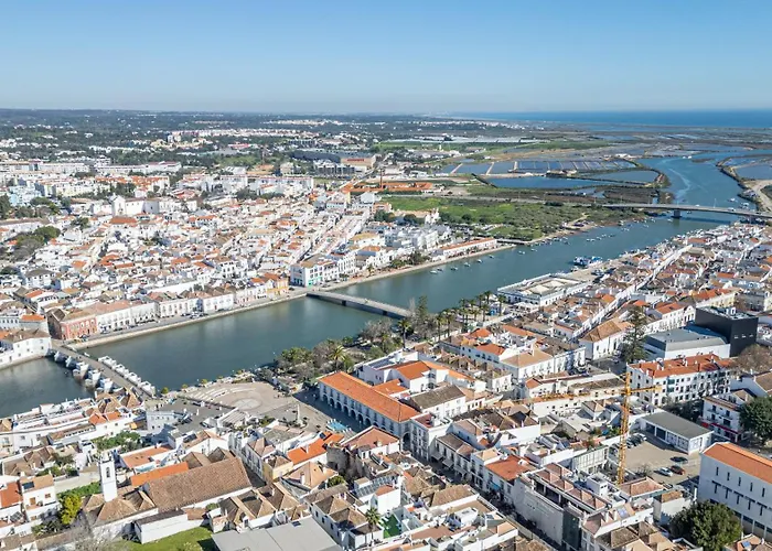 Stylish Townhouse In Centre, Shared Pool 度假居