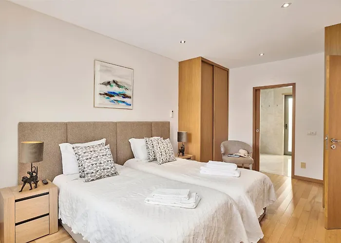 Vakantiehuis Stylish Townhouse In Centre, Shared Pool