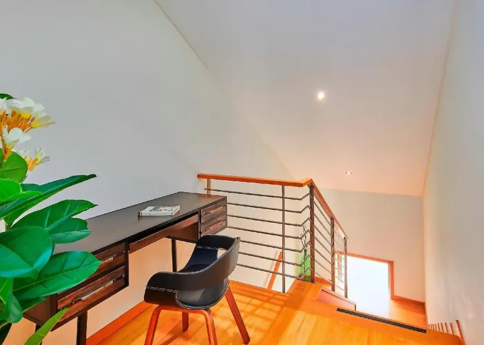 Stylish Townhouse In Centre, Shared Pool Vakantiehuis *