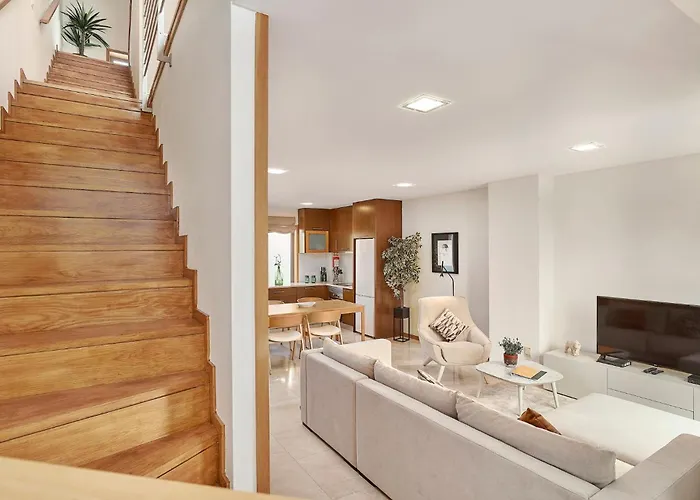 Stylish Townhouse In Centre, Shared Pool