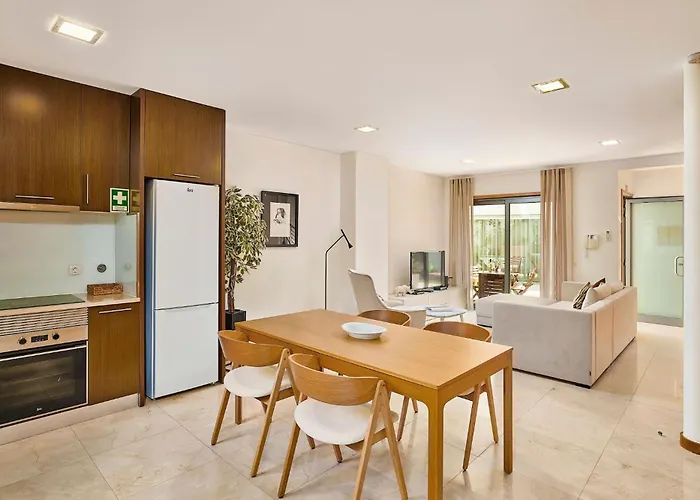 度假居 Stylish Townhouse In Centre, Shared Pool