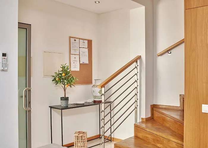 Vakantiehuis Stylish Townhouse In Centre, Shared Pool *