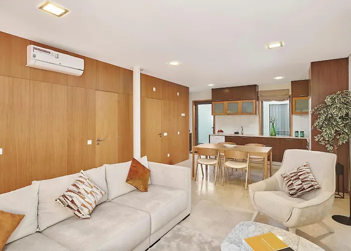 Stylish Townhouse In Centre, Shared Pool *