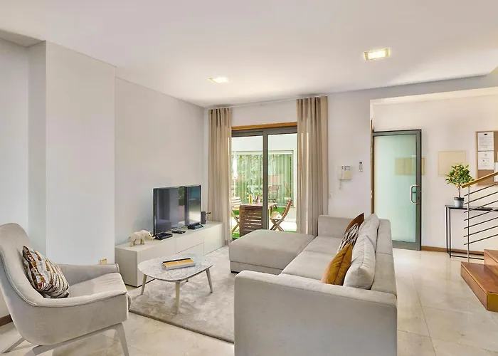 Stylish Townhouse In Centre, Shared Pool