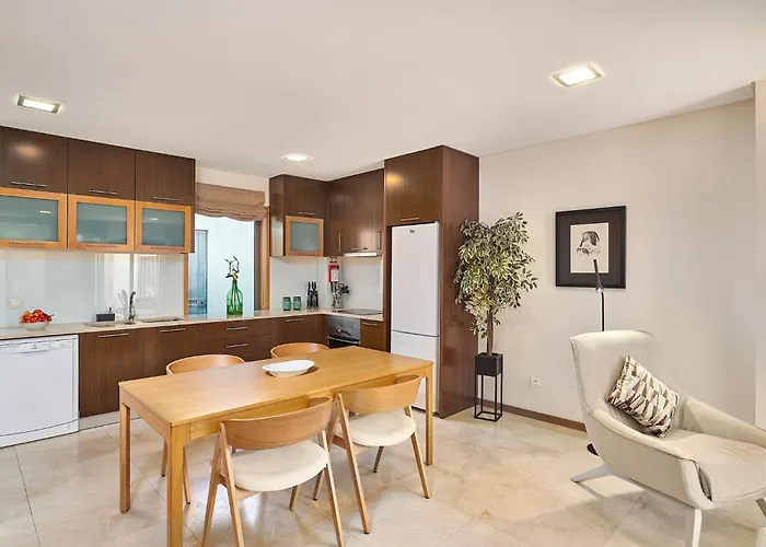 Stylish Townhouse In Centre, Shared Pool Vakantiehuis