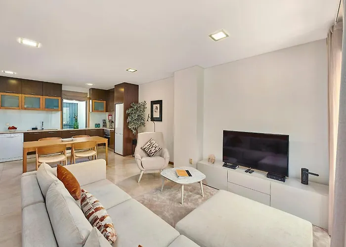 度假居 Stylish Townhouse In Centre, Shared Pool *