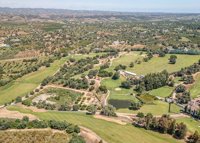 Stylish Townhouse In Centre, Shared Pool 塔维拉