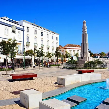 Hébergement de vacances Stylish Townhouse In Centre, Shared Pool Tavira