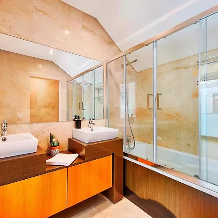 Stylish Townhouse In Centre, Shared Pool Hébergement de vacances Tavira