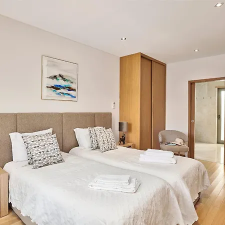 Hébergement de vacances Stylish Townhouse In Centre, Shared Pool