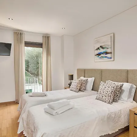 Hébergement de vacances Stylish Townhouse In Centre, Shared Pool *
