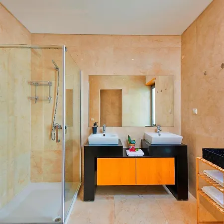 Stylish Townhouse In Centre, Shared Pool Hébergement de vacances Tavira