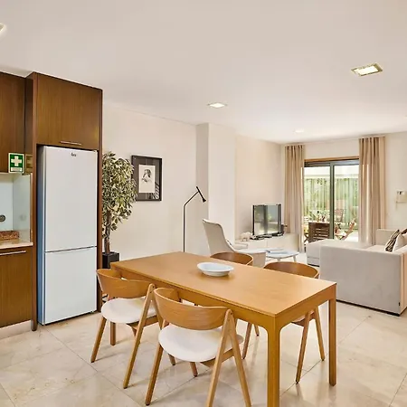 Hébergement de vacances Stylish Townhouse In Centre, Shared Pool