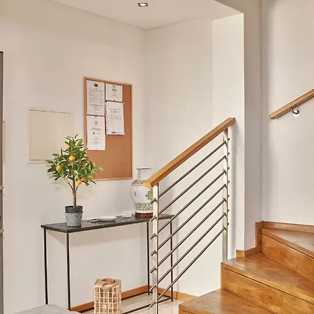 Hébergement de vacances Stylish Townhouse In Centre, Shared Pool *