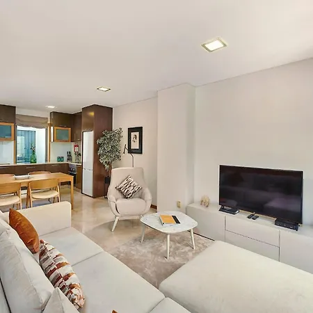 Hébergement de vacances Stylish Townhouse In Centre, Shared Pool *